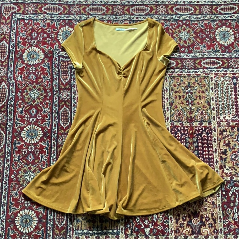 NWOT velvet cap sleeved gold baby doll dress M